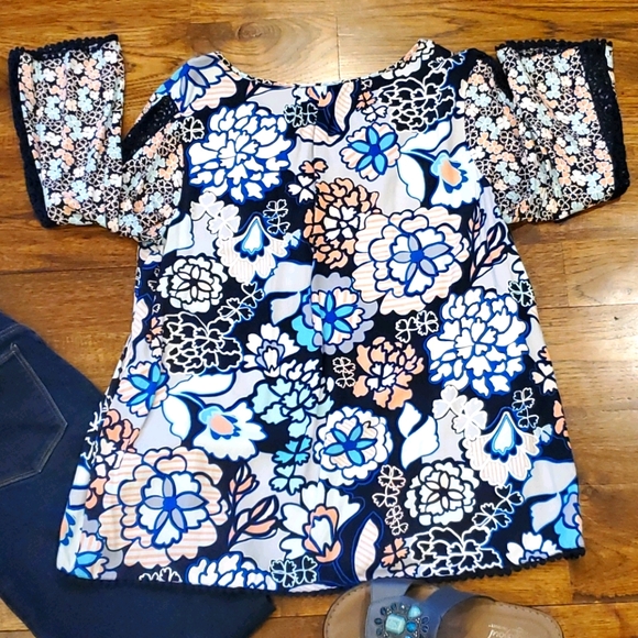 Womens Crown & Ivy navy floral top size M - Picture 6 of 6